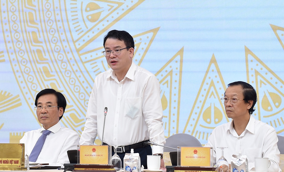 Thứ trưởng Bộ Kế hoạch và Đầu tư Trần Quốc Phương cung cấp một số thông tin tại buổi họp báo.