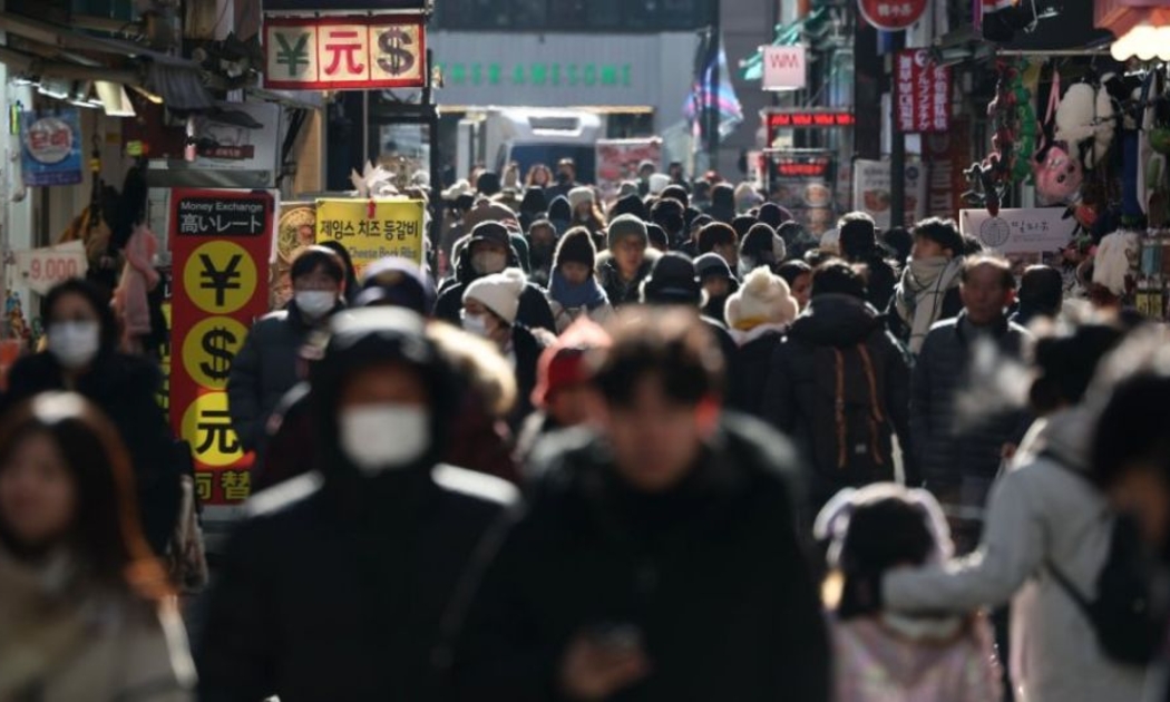 Mọi người đi bộ ở khu vực Myeong-dong, Seoul, Hàn Quốc - Ảnh: Yonhap