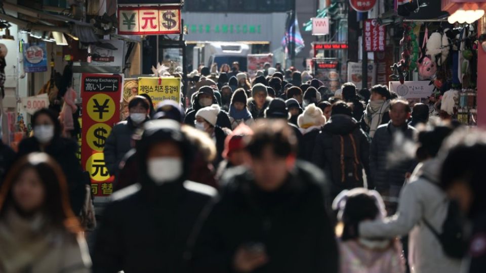 Mọi người đi bộ ở khu vực Myeong-dong, Seoul, Hàn Quốc - Ảnh: Yonhap