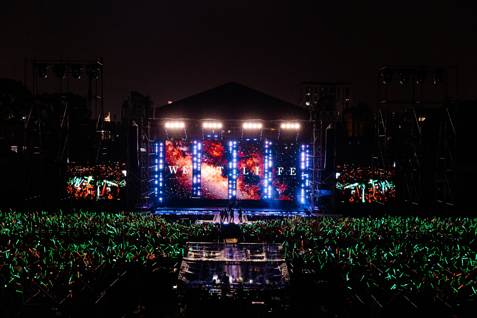 Hàng chục nghìn khán giả đã có mặt tại 2 đêm diễn của Westlife tại Việt Nam.