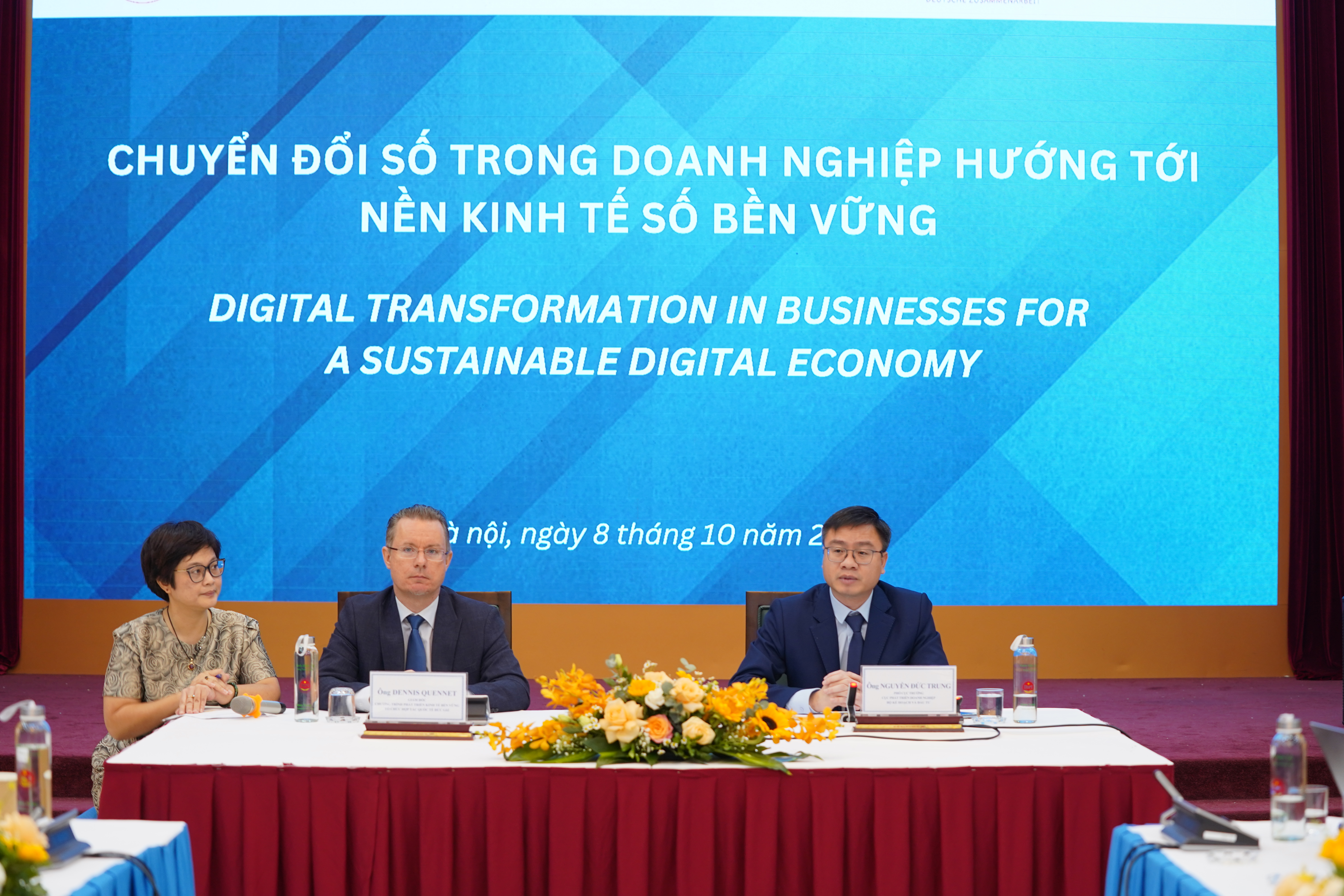 &Ocirc;ng Nguyễn Đức Trung (phải), Ph&oacute; Cục trưởng Cục Ph&aacute;t triển&nbsp; doanh nghiệp (Bộ Kế hoạch v&agrave; Đầu tư)&nbsp; v&agrave;&nbsp; &ocirc;ng Dennis Quennet (tr&aacute;i), Gi&aacute;m đốc Chương tr&igrave;nh Ph&aacute;t triển Kinh tế Bền vững, Tổ chức Hợp t&aacute;c Quốc tế Đức (GIZ) chủ tr&igrave; Hội nghị.