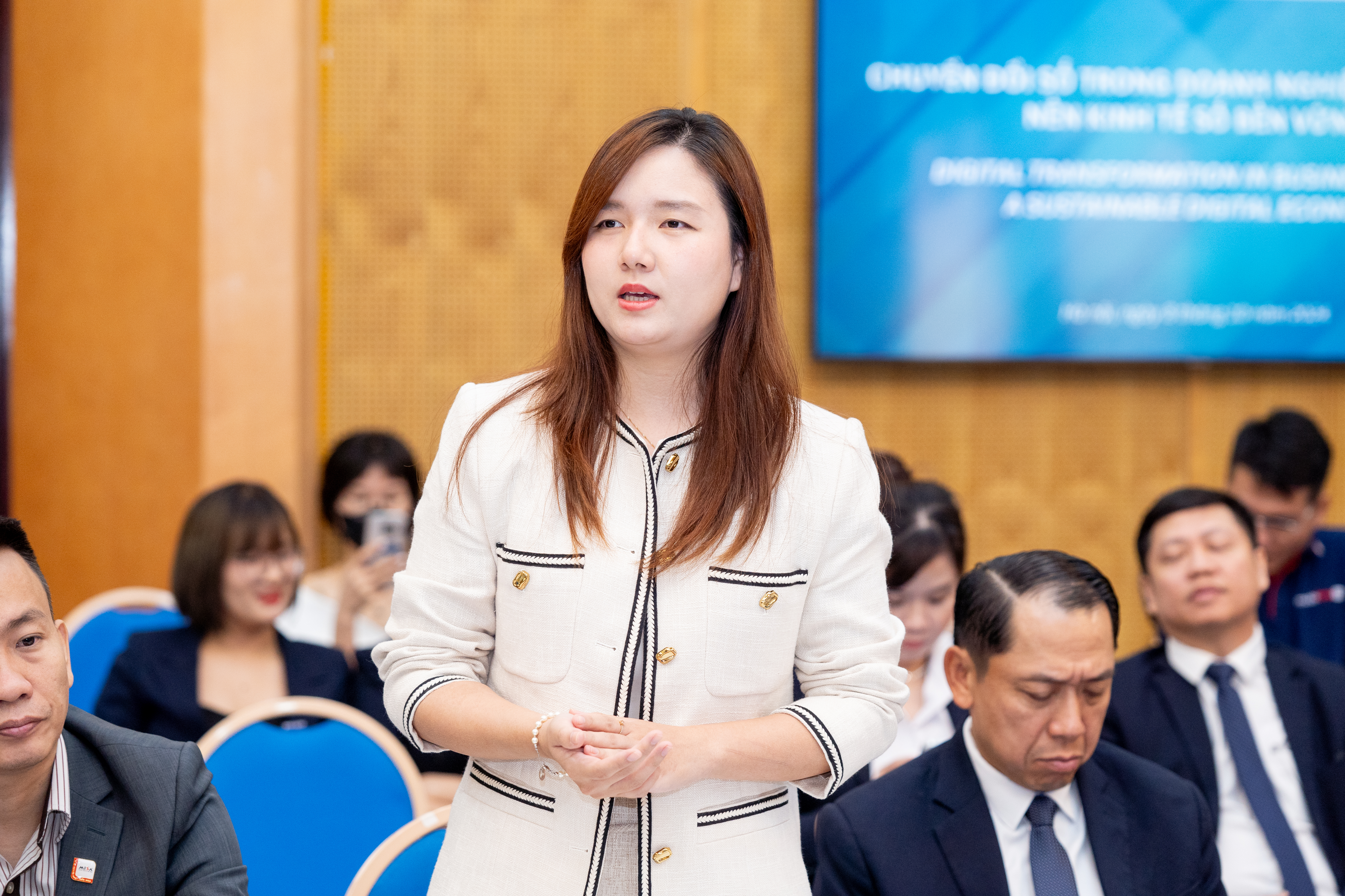 Đại diện các doanh nghiệp về công nghệ lớn tại Việt Nam chia sẻ về những hoạt động về các định hướng đẩy mạnh chuyển đổi số gắn liền với chuyển đổi xanh.