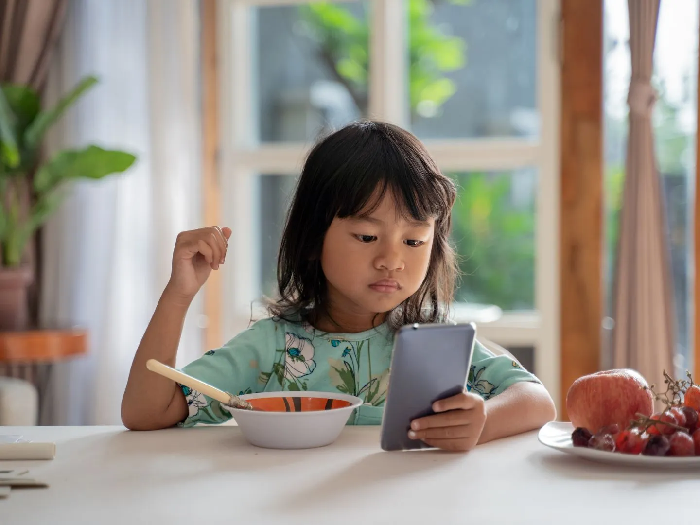 Nếu ngày nào trẻ cũng xem tivi hoặc dùng máy tính, smart phone quá gần, trong không gian hẹp, thời gian nhiều hơn 3 giờ đồng hồ... thị lực sẽ bị ảnh hưởng.