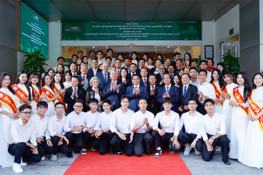 Thủ tướng Phạm Minh Chính và Giáo sư Klaus Schwab cùng sinh viên các trường đại học - Ảnh: VGP