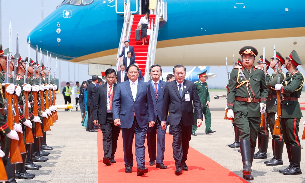 Thủ tướng tới Thủ đô Vientiane, Cộng hoà Dân chủ Nhân dân Lào, bắt đầu chuyến công tác tham dự Hội nghị Cấp cao ASEAN lần thứ 44, 45 và các hội nghị cấp cao liên quan - Ảnh: VGP