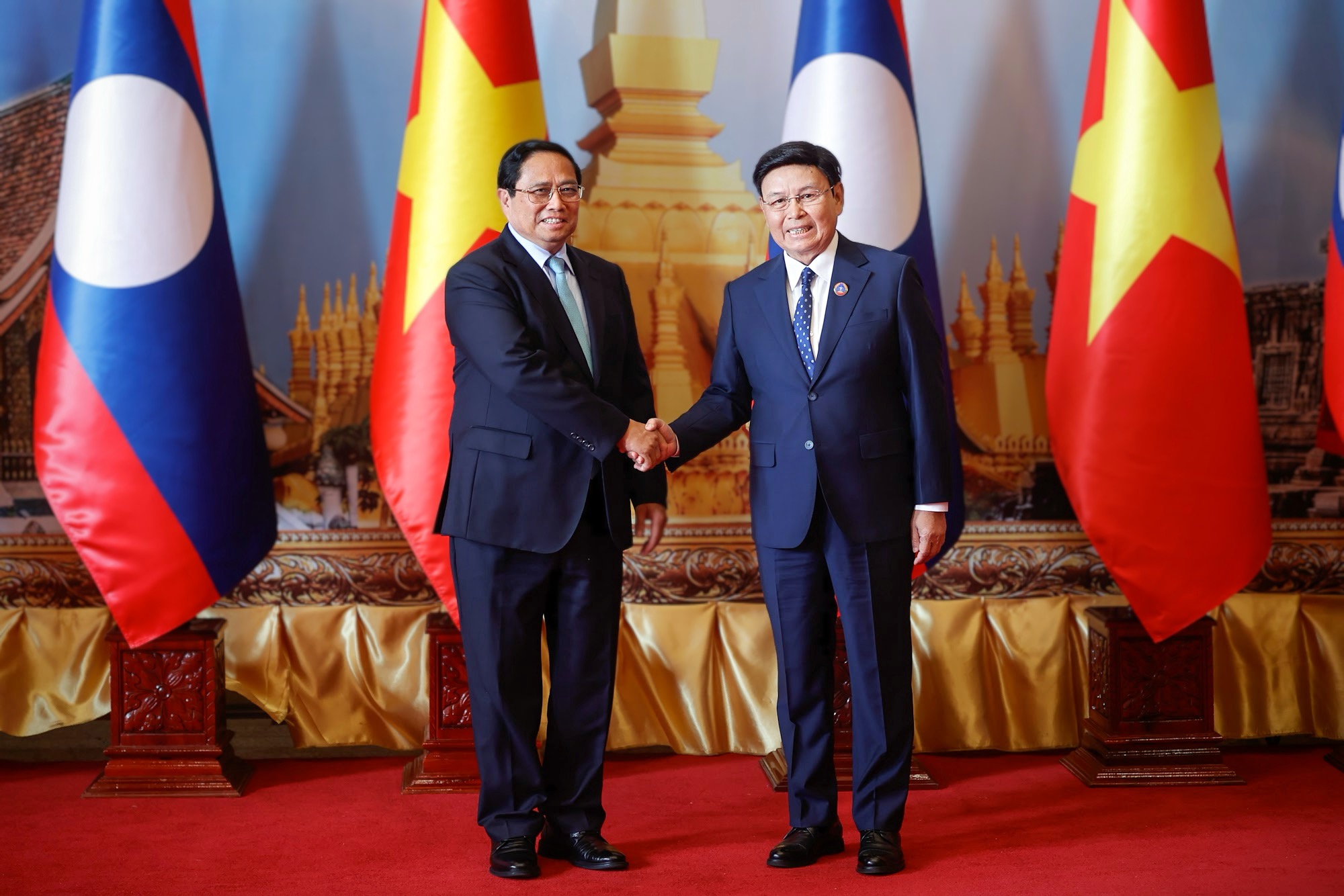 Hai nhà lãnh đạo khẳng định luôn coi trọng và dành ưu tiên cao nhất cho việc củng cố và tăng cường quan hệ vĩ đại, đoàn kết đặc biệt và hợp tác toàn diện Việt Nam-Lào. Ảnh: VGP.