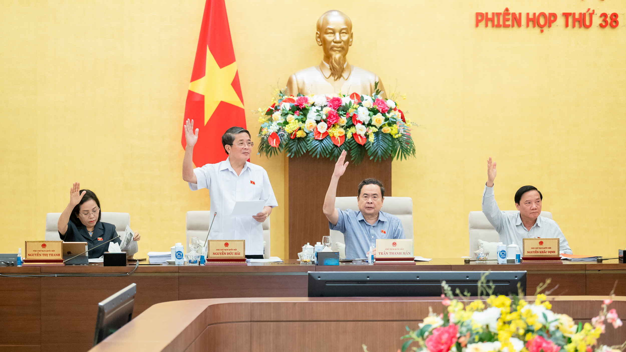 C&aacute;c l&atilde;nh đạo Quốc hội nhất tr&iacute; th&ocirc;ng qua c&aacute;c nội dung kết luận.