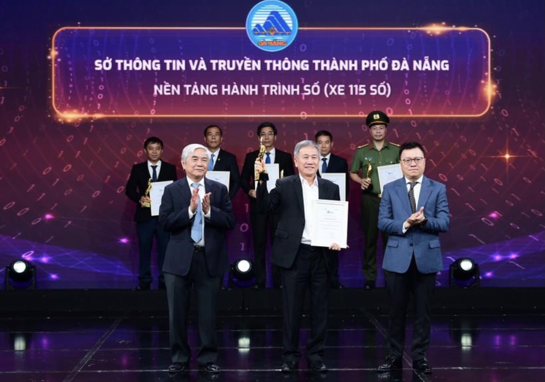 Giám đốc Sở TT&TT Đà Nẵng Nguyễn Quang Thanh (người đứng giữa) nhận giải vinh danh với giải pháp "Nền tảng giám sát hành trình số".
