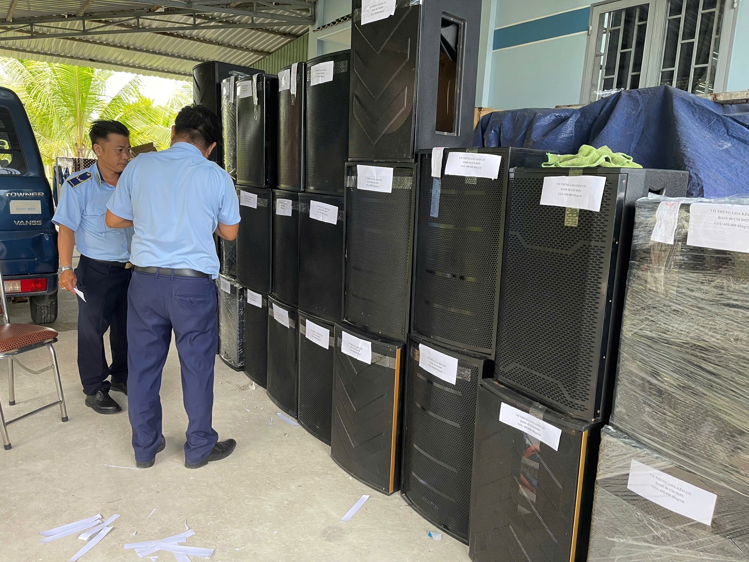 Vỏ thùng loa không có hóa đơn chứng từ bán trên Facebook đang được kiểm tra - Ảnh: Quản lý thị trường TP.HCM.