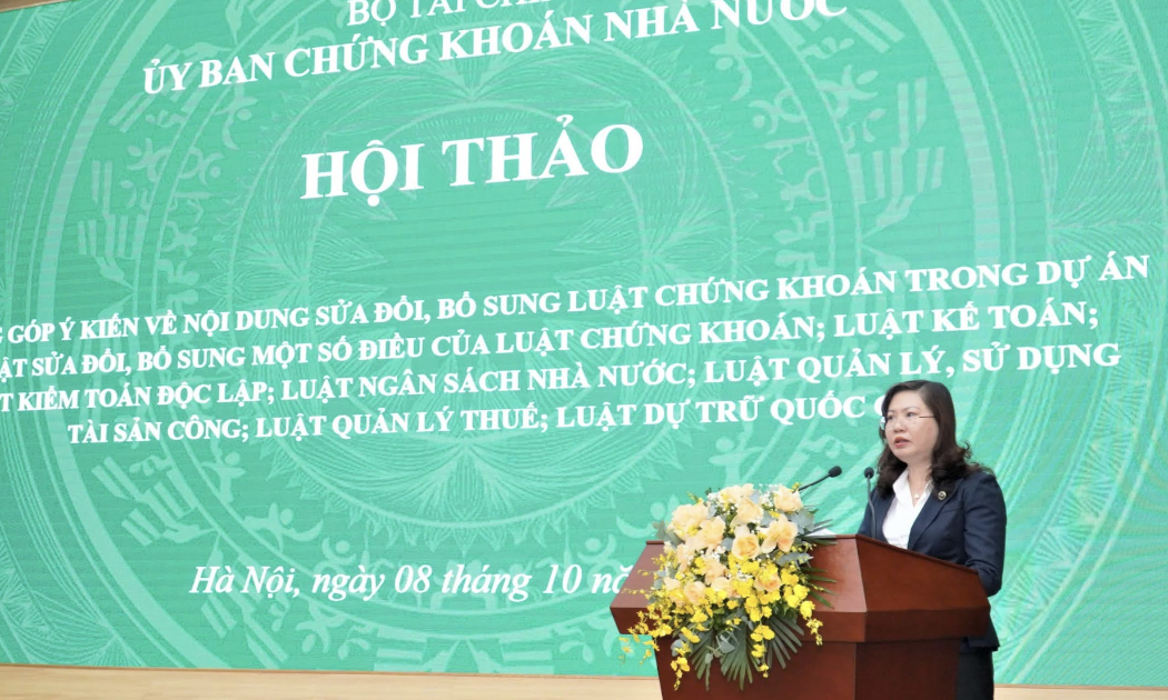 Chủ tịch Ủy ban Chứng khoán Nhà nước Vũ Thị Chân Phương phát biểu tại hội thảo.