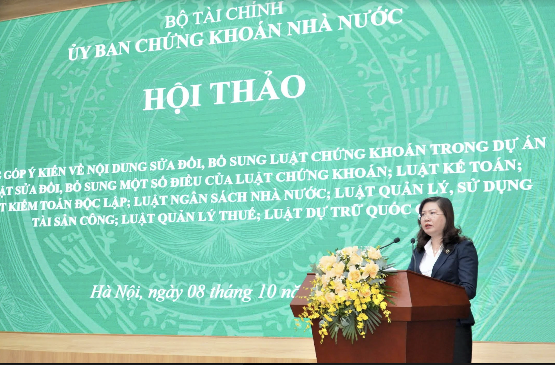 Chủ tịch Ủy ban Chứng khoán Nhà nước Vũ Thị Chân Phương phát biểu tại hội thảo. 