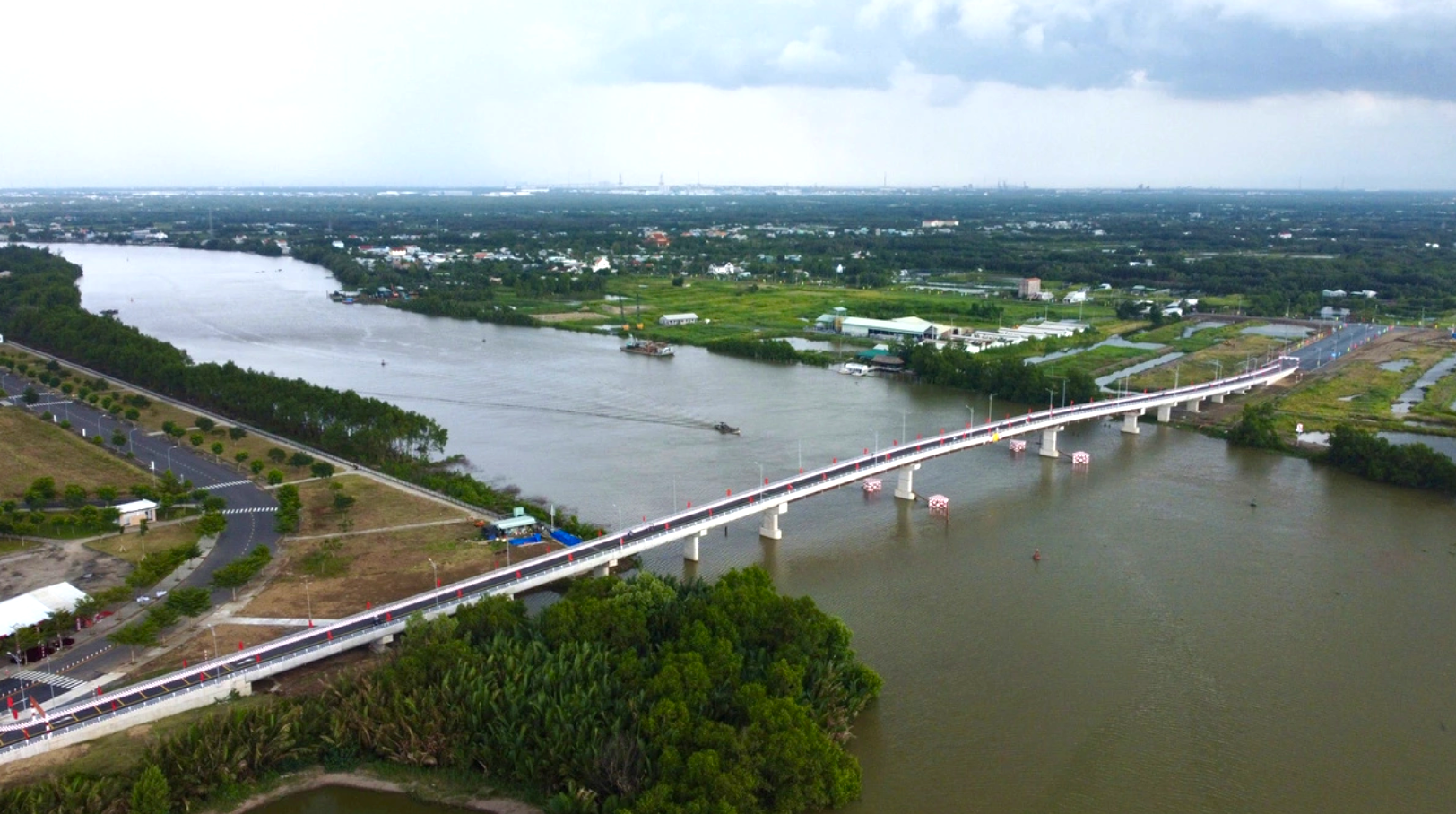 Cầu bắc qua sông Cần Giuộc kết nối từ trung tâm huyện Cần Giuộc, tỉnh Long An, đến hướng thị trấn Nhà Bè, TP.HCM