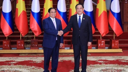 PM Chinh emphasizes Vietnam-Laos collaboration