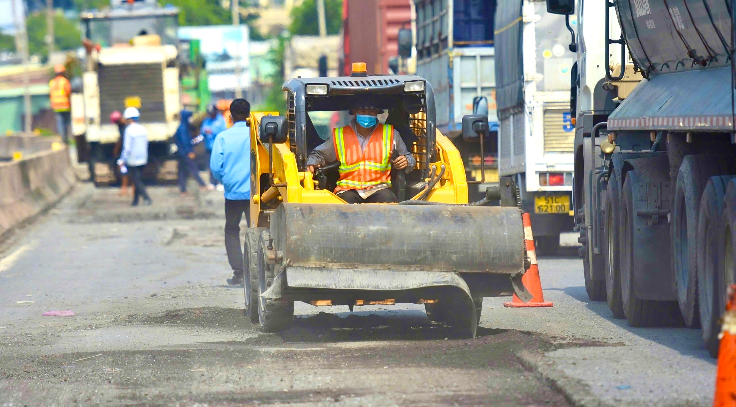 Các nhà thần tiến hành sửa chữa QL51. Ảnh: Báo Giao thông