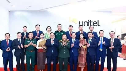 PM visits a Vietnam – Laos telecom joint venture