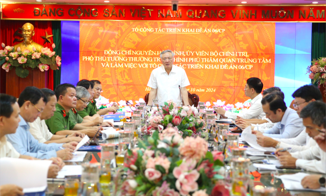 Phó Thủ tướng Thường trực Chính phủ Nguyễn Hòa Bình làm việc với Tổ Công tác triển khai Đề án 06 của Chính phủ - Ảnh: VGP.