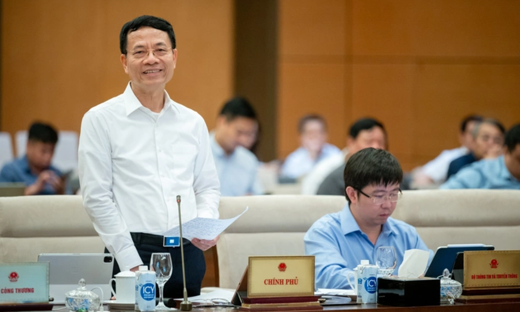 Bộ trưởng Bộ Thông tin và Truyền thông Nguyễn Mạnh Hùng và Thứ trưởng Bộ Thông tin và Truyền thông Bùi Hoàng Phương tại Phiên họp thứ 38, chiều 8/10.
