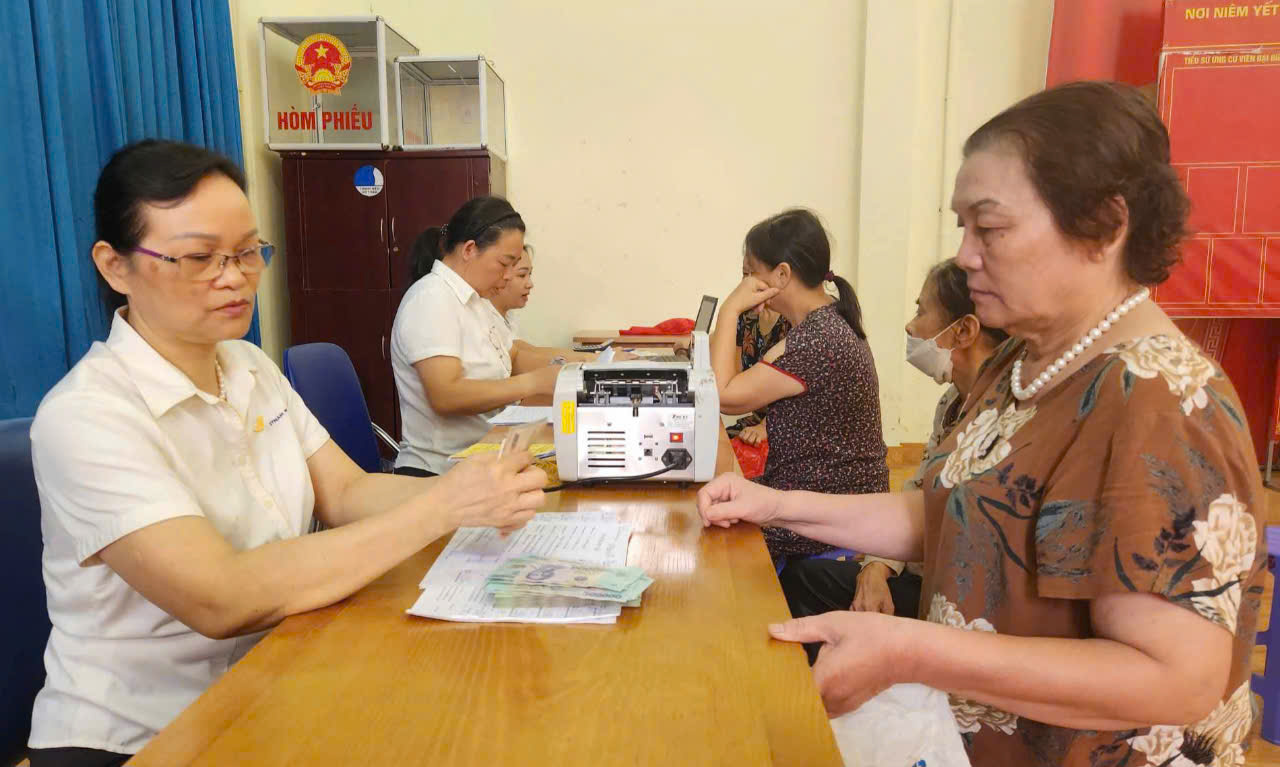 Người hưởng nhận chi trả lương hưu tại H&agrave; Nội. Ảnh: Thu Hiền.