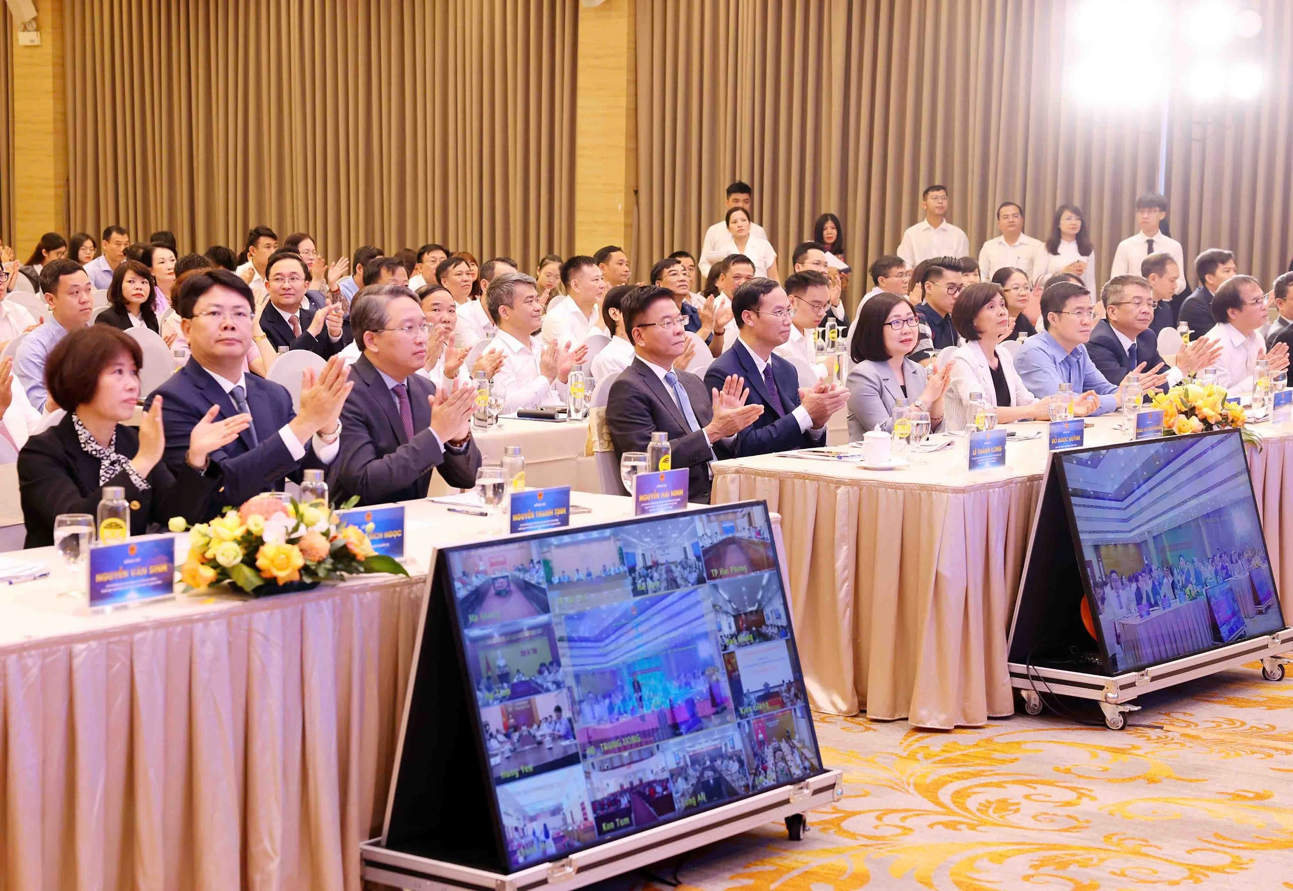 Các đại biểu tham dự diễn đàn. 