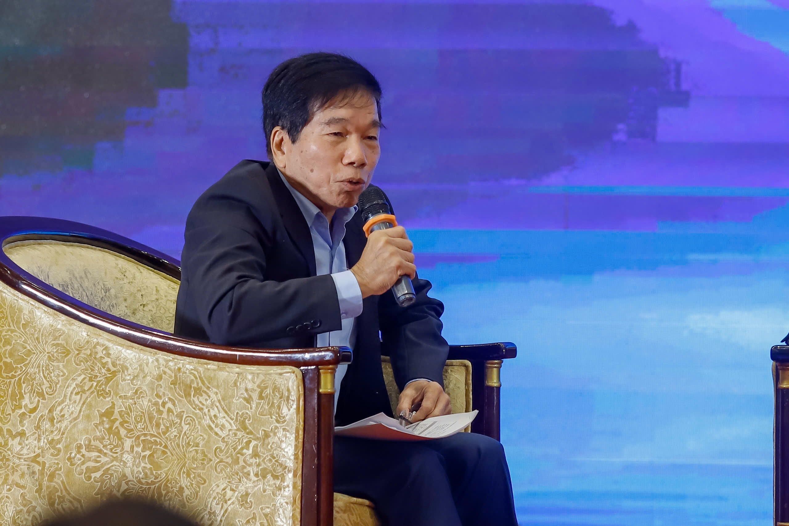 &Ocirc;ng Nguyễn Quốc Hiệp trao đổi tại diễn đ&agrave;n.&nbsp;