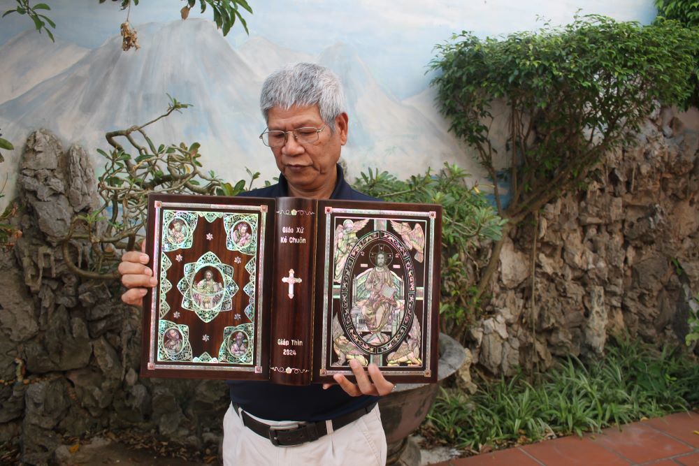 Chủ tịch Hội Làng nghề khảm trai Chuôn Ngọ (Hà Nội) giới thiệu về sản phẩm khảm trai độc đáo. Ảnh: Chu Khôi.