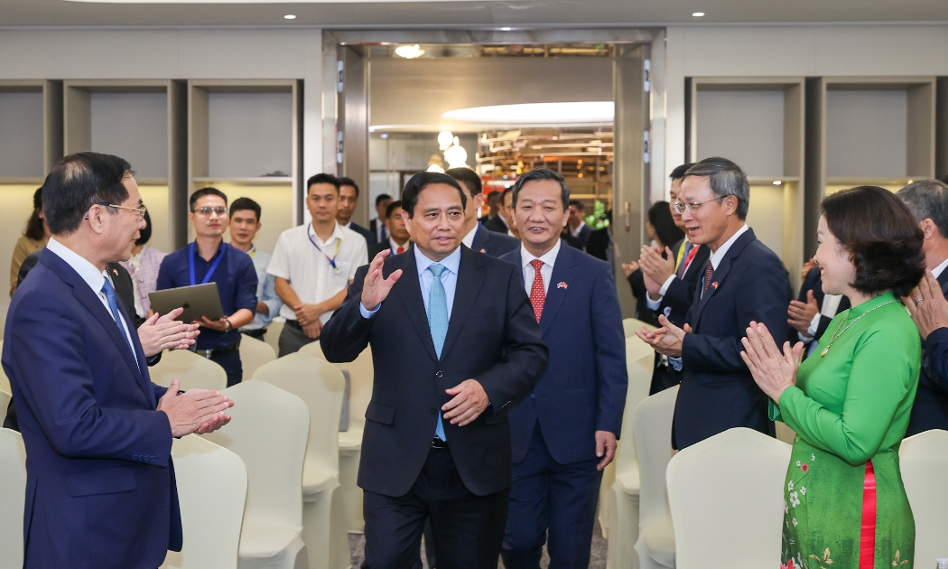 Thủ tướng Phạm Minh Chính gặp gỡ, làm việc với cán bộ Đại sứ quán Việt Nam và các cơ quan đại diện Việt Nam tại Lào - Ảnh: VGP