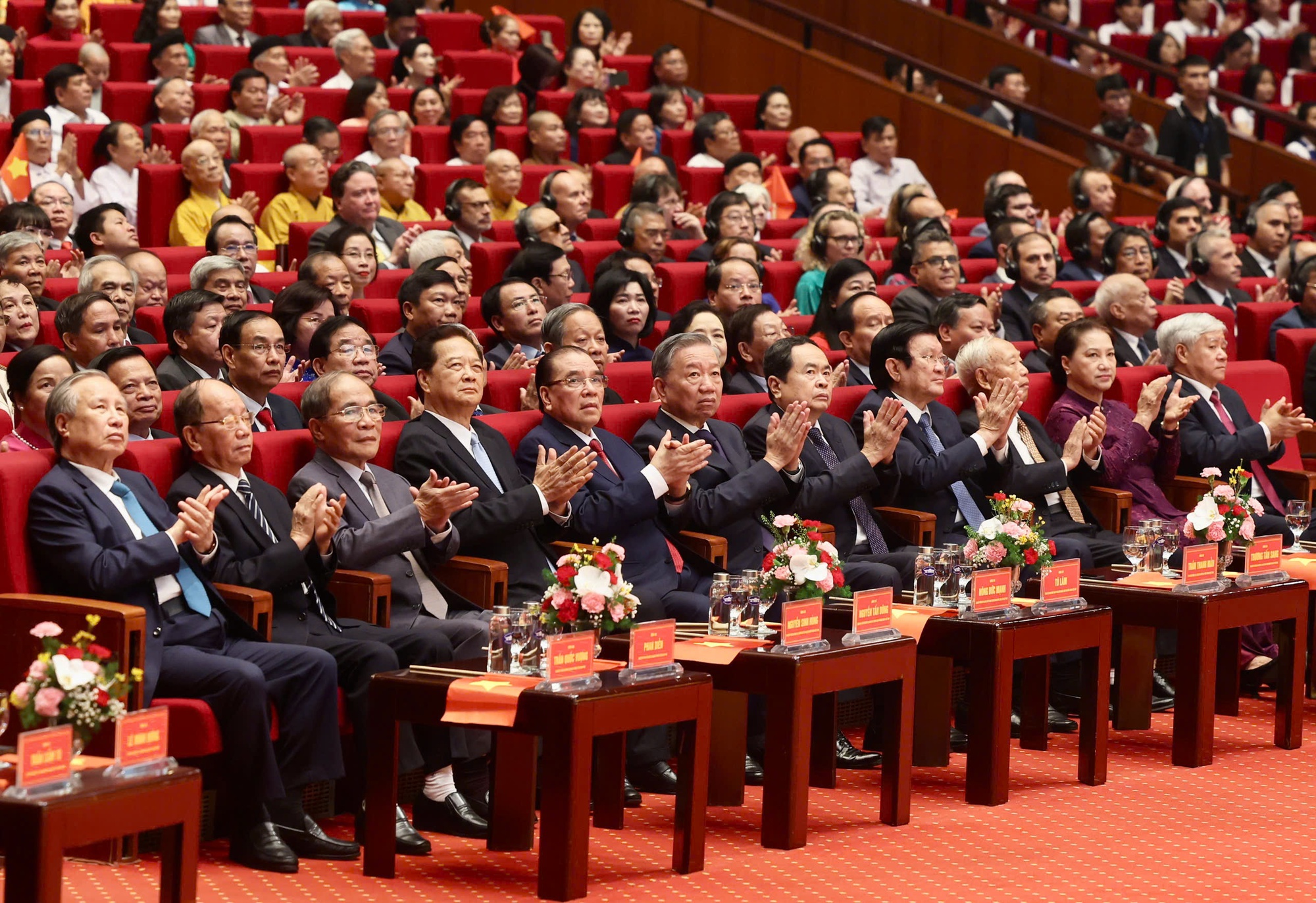 Các đồng chí lãnh đạo, nguyên lãnh đạo Đảng, Nhà nước dự Lễ kỷ niệm cấp quốc gia 70 năm Ngày Giải phóng Thủ đô (10/10/1954 - 10/10/2024) - Ảnh: VGP