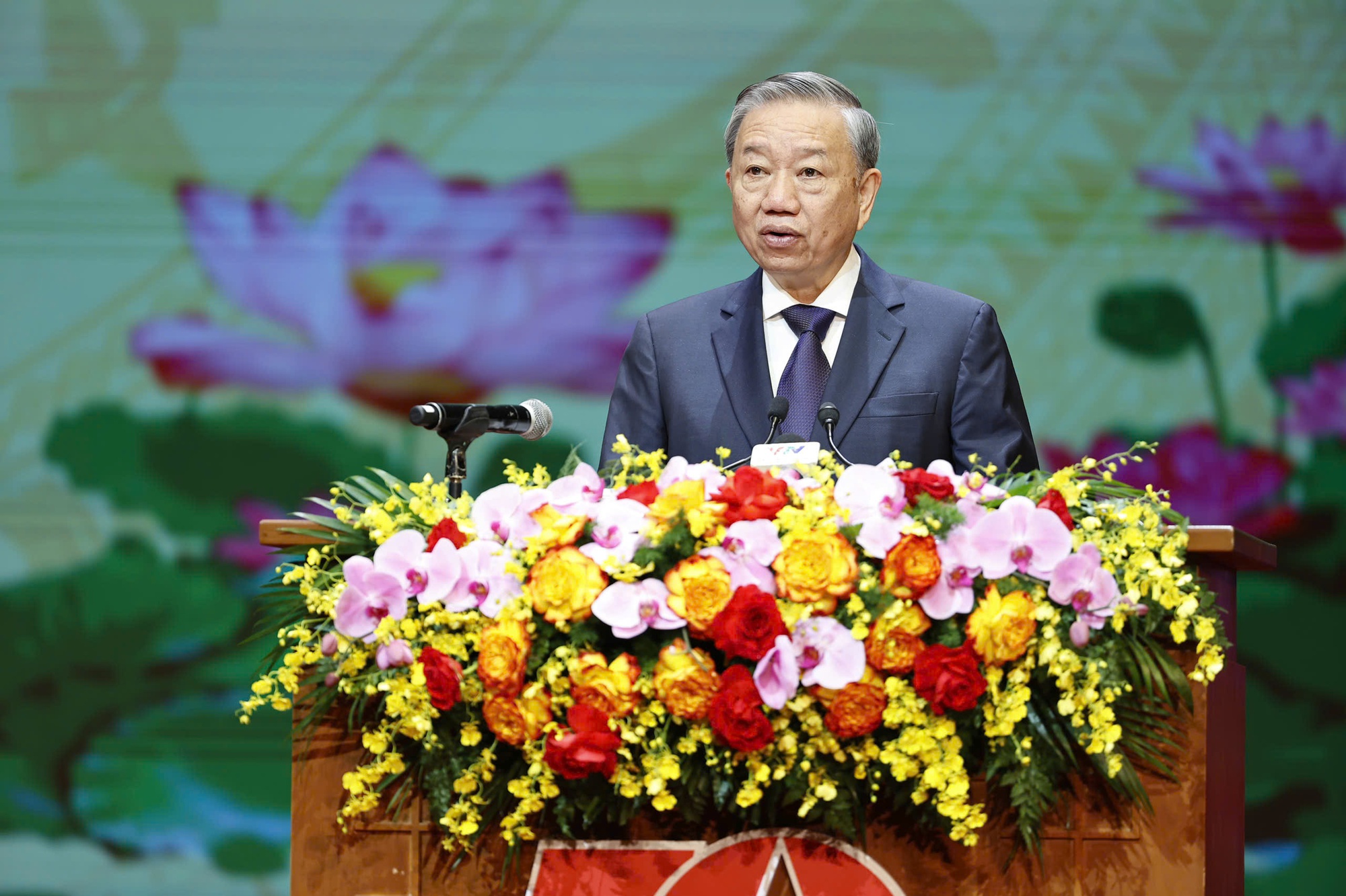 Tổng Bí thư, Chủ tịch nước Tô Lâm tới dự và đọc diễn văn tại lễ kỷ niệm 70 năm Ngày Giải phóng Thủ đô - Ảnh: VGP