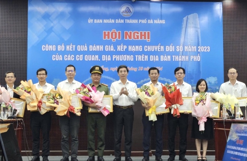 Khen thưởng c&aacute;c cơ quan, địa phương ti&ecirc;u biểu xuất sắc chuyển đổi số năm 2023.