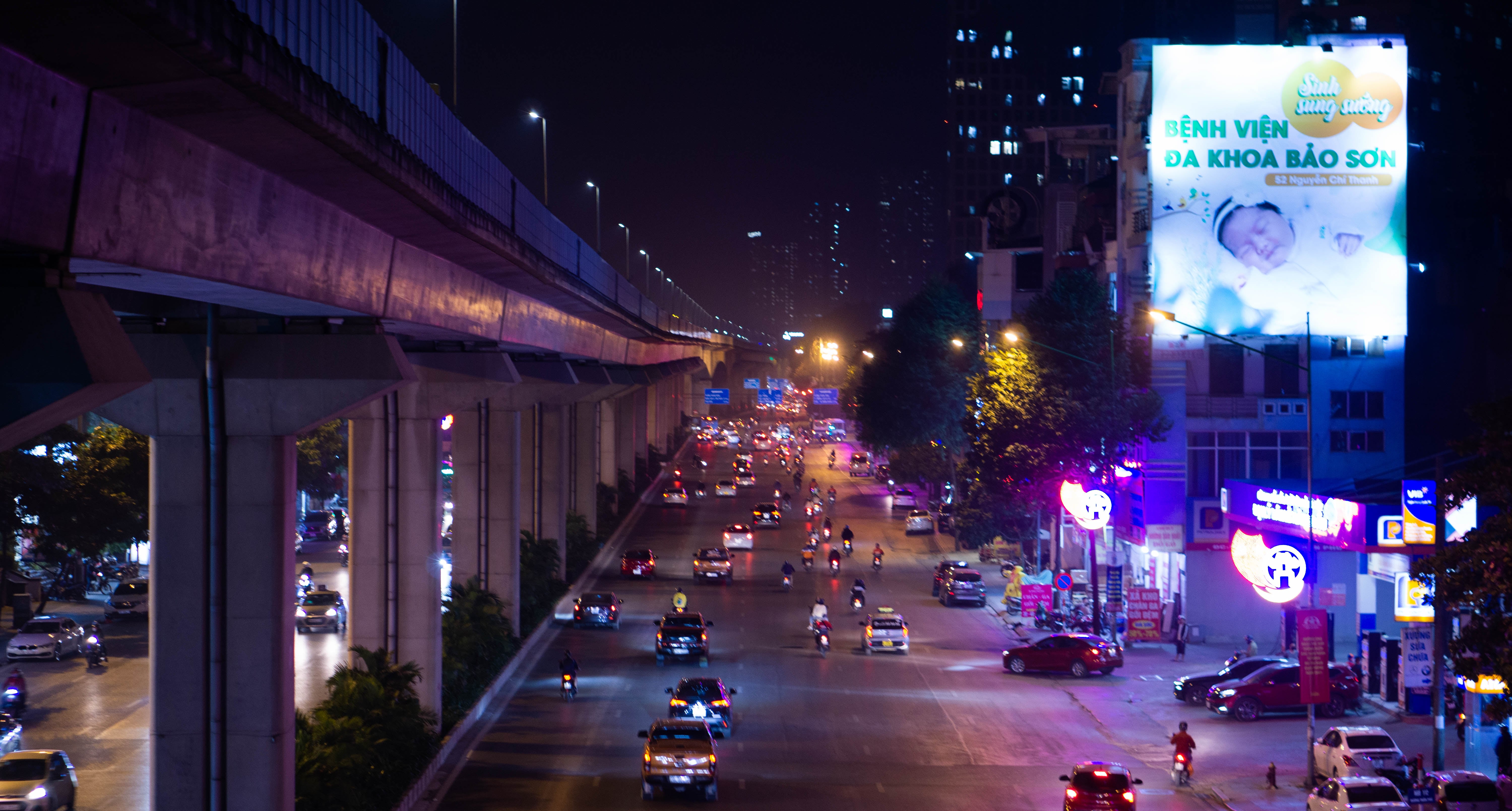 Bao quanh thủ đ&ocirc; giờ đ&acirc;y l&agrave; hệ thống c&aacute;c tuyến đường v&agrave;nh đai hiện đại, kh&ocirc;ng chỉ mang trong m&igrave;nh sứ mệnh giao th&ocirc;ng m&agrave; c&ograve;n thấm đẫm tinh thần ki&ecirc;n cường, kh&aacute;t vọng vươn l&ecirc;n của một th&agrave;nh phố đ&atilde; vượt qua bao kh&oacute; khăn thử th&aacute;ch. Ảnh: Anh Đinh.