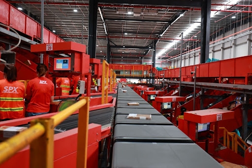 Trung t&acirc;m ph&acirc;n loại h&agrave;ng h&oacute;a SPX tại Khu c&ocirc;ng nghiệp VSIP (Bắc Ninh) gi&uacute;p tăng hiệu suất hoạt động, đảm bảo h&agrave;ng h&oacute;a được xử l&yacute; theo h&agrave;nh tr&igrave;nh nhanh nhất v&agrave; n&acirc;ng cao trải nghiệm mua sắm của người d&ugrave;ng.