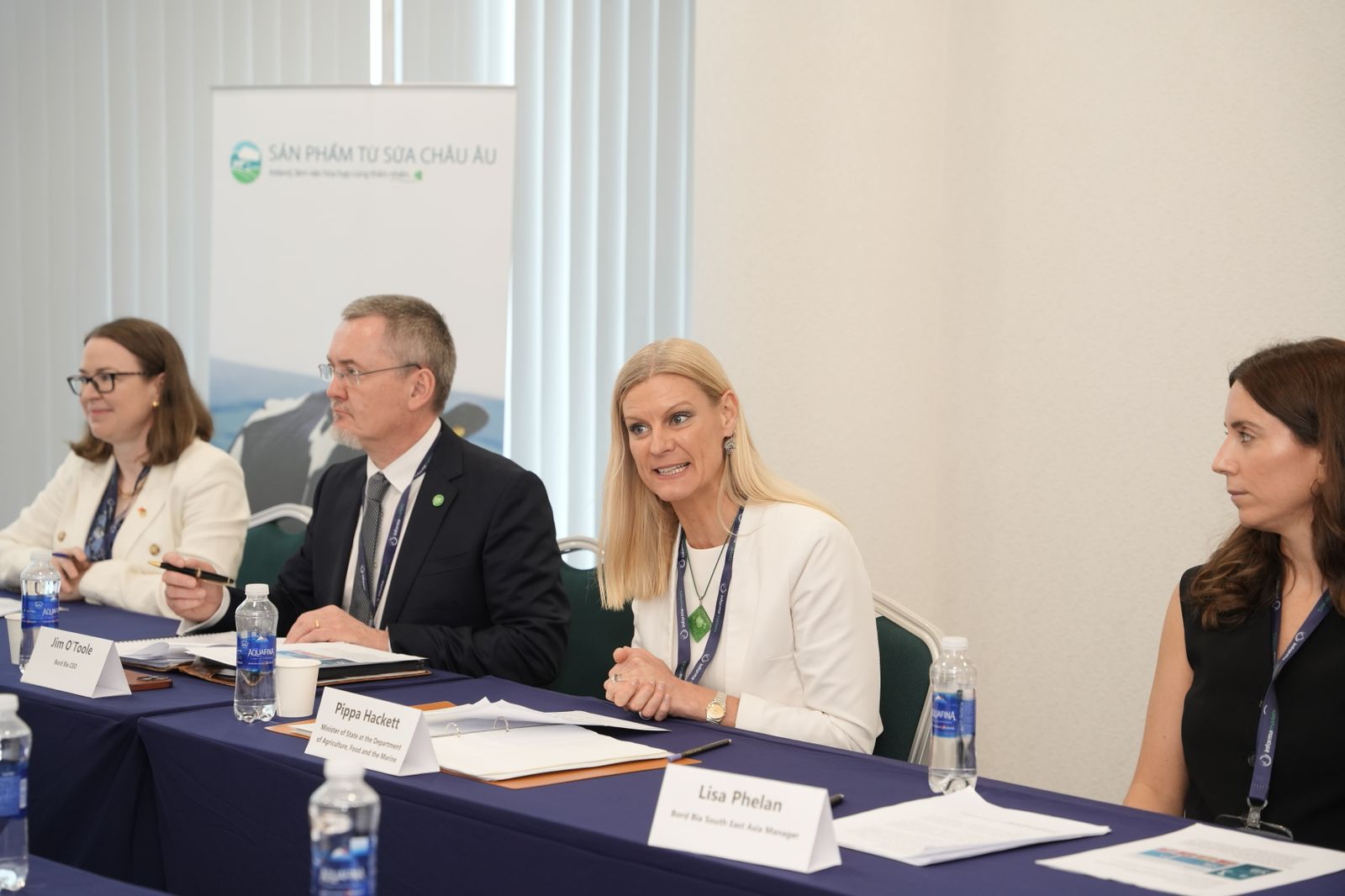 Bà Pippa Hackett, Bộ trưởng Bộ Nông nghiệp, Thực phẩm và Hàng Hải Ireland (người ngồi thứ 2 từ phải sang) cùng phái đoàn tại buổi trao đổi với báo chí.