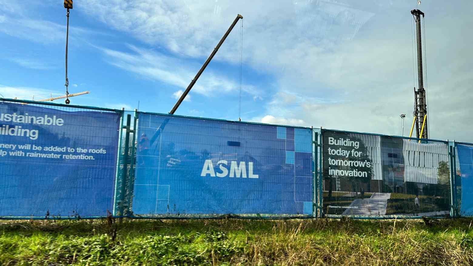 ASML là nhà cung cấp máy quang khắc cực tím (EUV) độc quyền trên thế giới