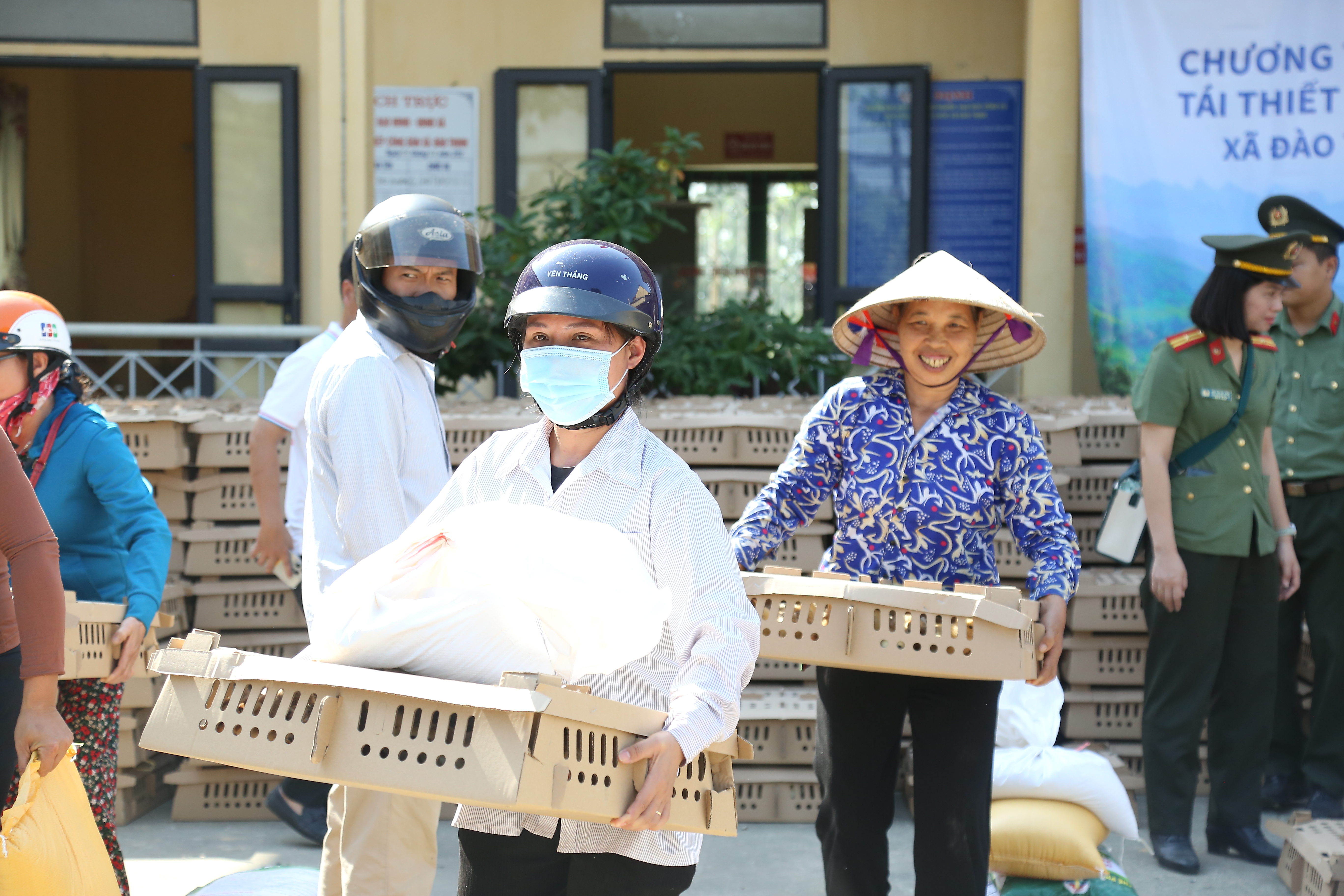 Người d&acirc;n được nhận hỗ trợ để g&oacute;p phần ổn định cuộc sống.