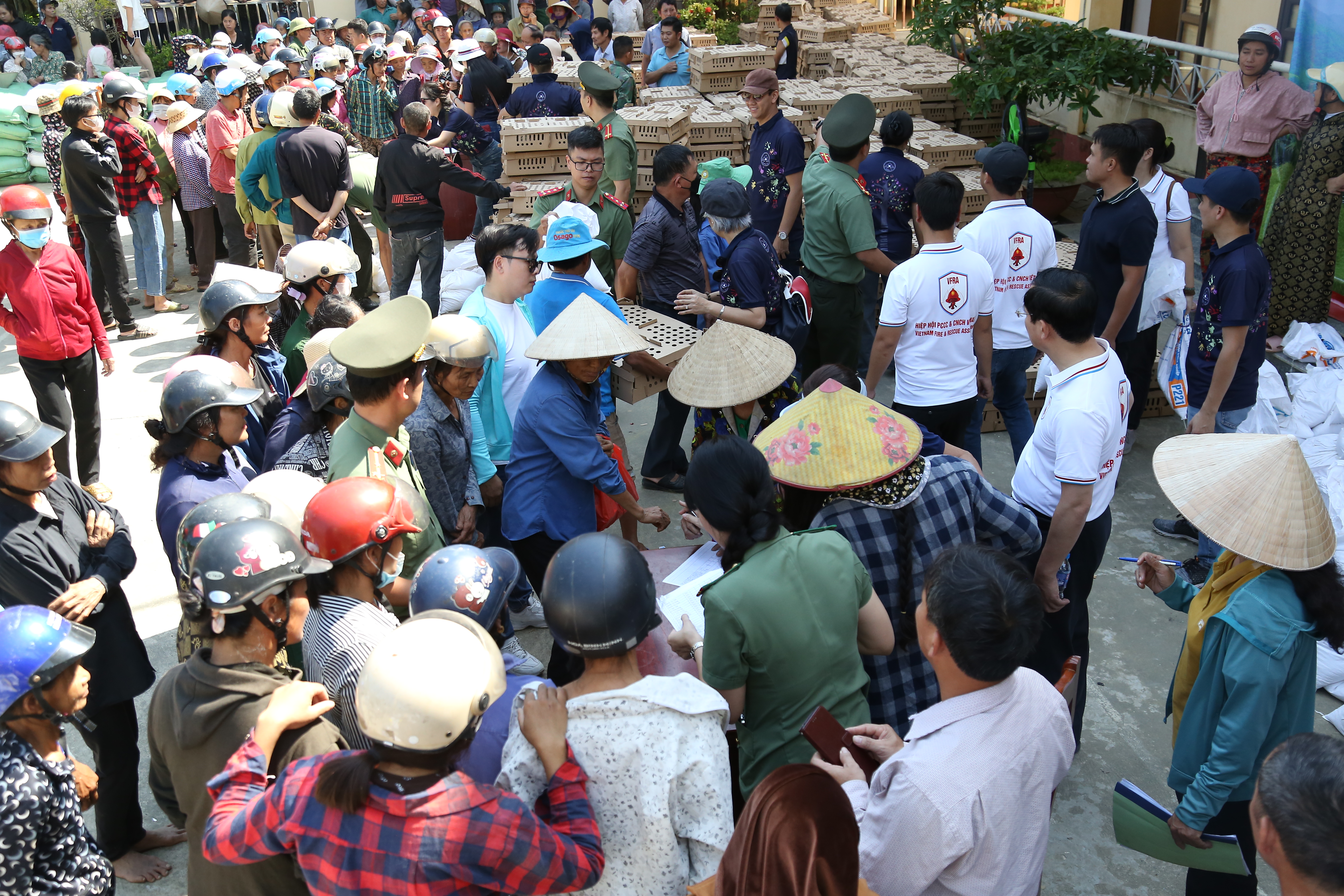 Hỗ trợ vật tư, nhu yếu phẩm cho người dân tái thiết sau bão.