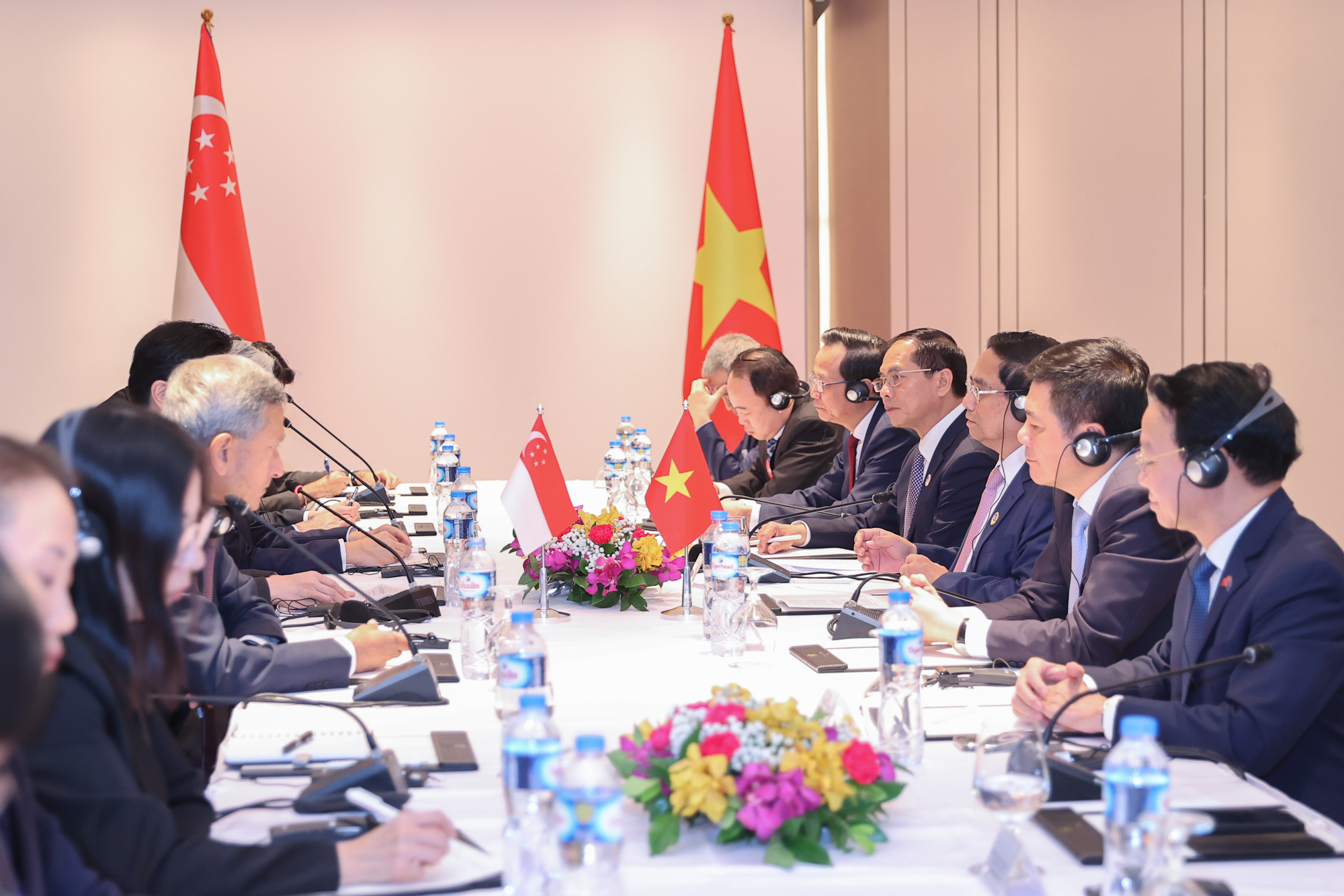 Thủ tướng Ch&iacute;nh phủ Phạm Minh Ch&iacute;nh v&agrave; Thủ tướng Singapore Lawrence Wong tại cuộc gặp hẹp - Ảnh: VGP