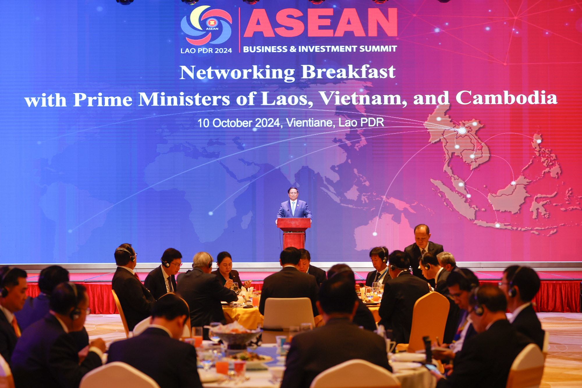 Thủ tướng cho biết, Chính phủ Việt Nam cam kết sẽ cùng Chính phủ Lào, Chính phủ Campuchia tạo thuận lợi nhất để các doanh nghiệp đến hợp tác, đầu tư, kinh doanh - Ảnh: VGP