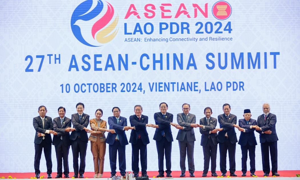 Lãnh đạo các nước ASEAN và Trung Quốc tại Hội nghị Cấp cao ASEAN -Trung Quốc lần thứ 27 - Ảnh: VGP