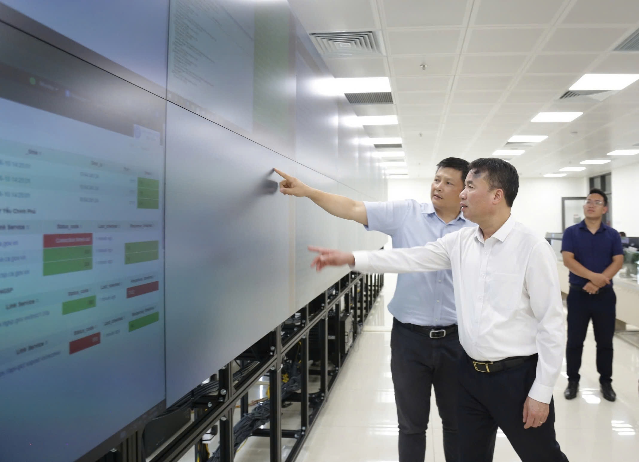 Tổng Gi&aacute;m đốc Bảo hiểm x&atilde; hội Việt Nam Nguyễn Thế Mạnh kiểm tra, chỉ đạo c&ocirc;ng t&aacute;c chuyển đổi số của ng&agrave;nh. Ảnh: Duy Nguyễn.