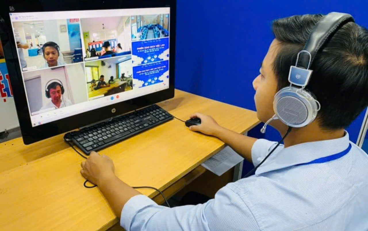 Lao động tại H&agrave; Nội v&agrave; c&aacute;c địa phương c&oacute; thể kết nối trực tuyến với doanh nghiệp để phỏng vấn tuyển dụng. Ảnh: Thanh Hải.