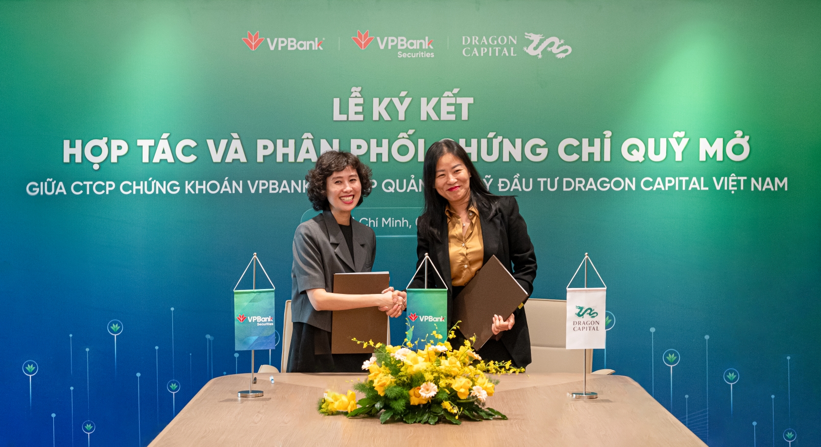 Bà Đoàn Ngọc Ly Ly - Giám đốc Vận hành VPBankS (trái) và bà Lương Thị Mỹ Hạnh - Giám đốc Quản lý tài sản khối trong nước – Dragon Capital Việt Nam tại lễ ký hợp tác