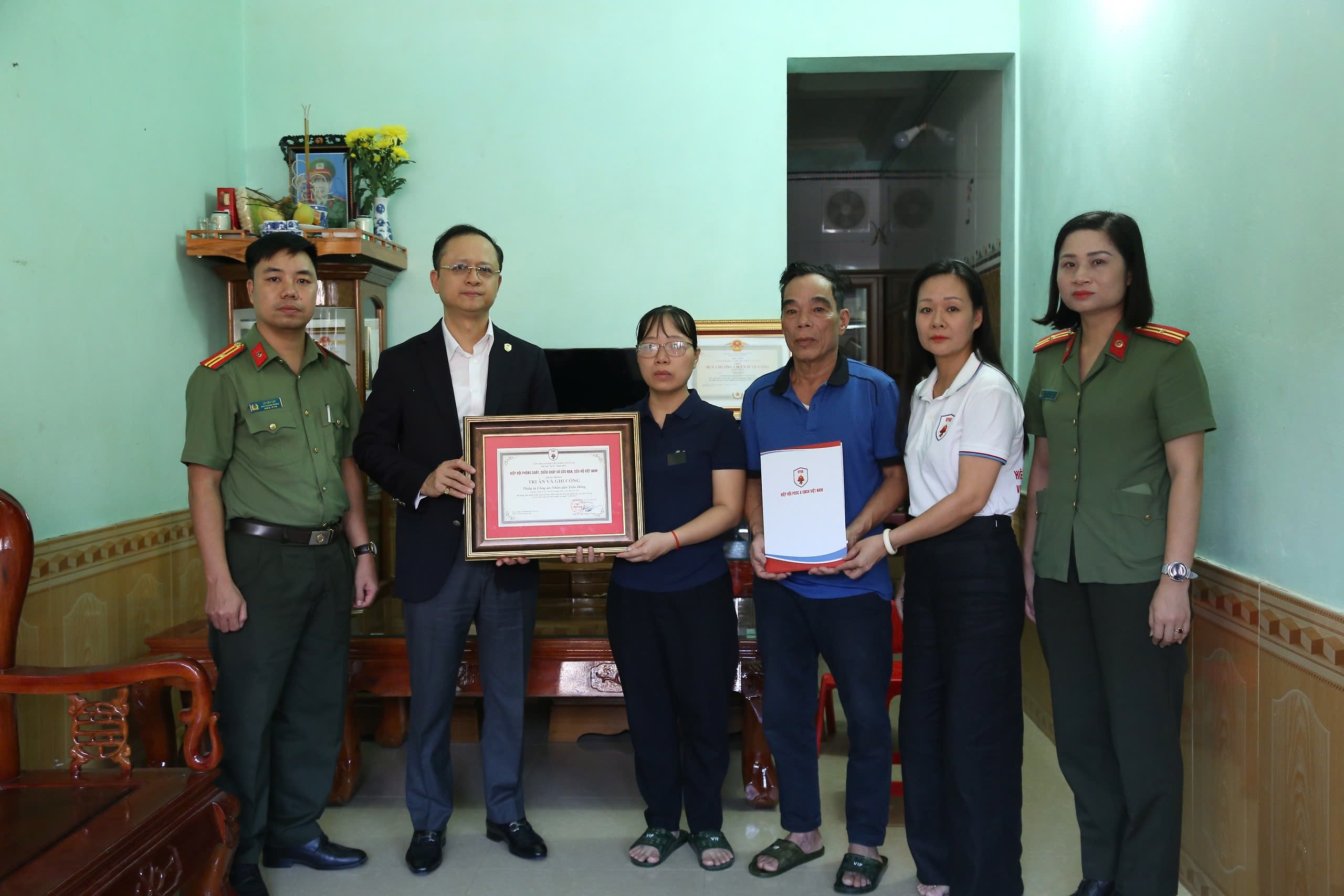 Thăm hỏi gia đình chiến sỹ hy sinh khi làm nhiệm vụ cứu hộ. 