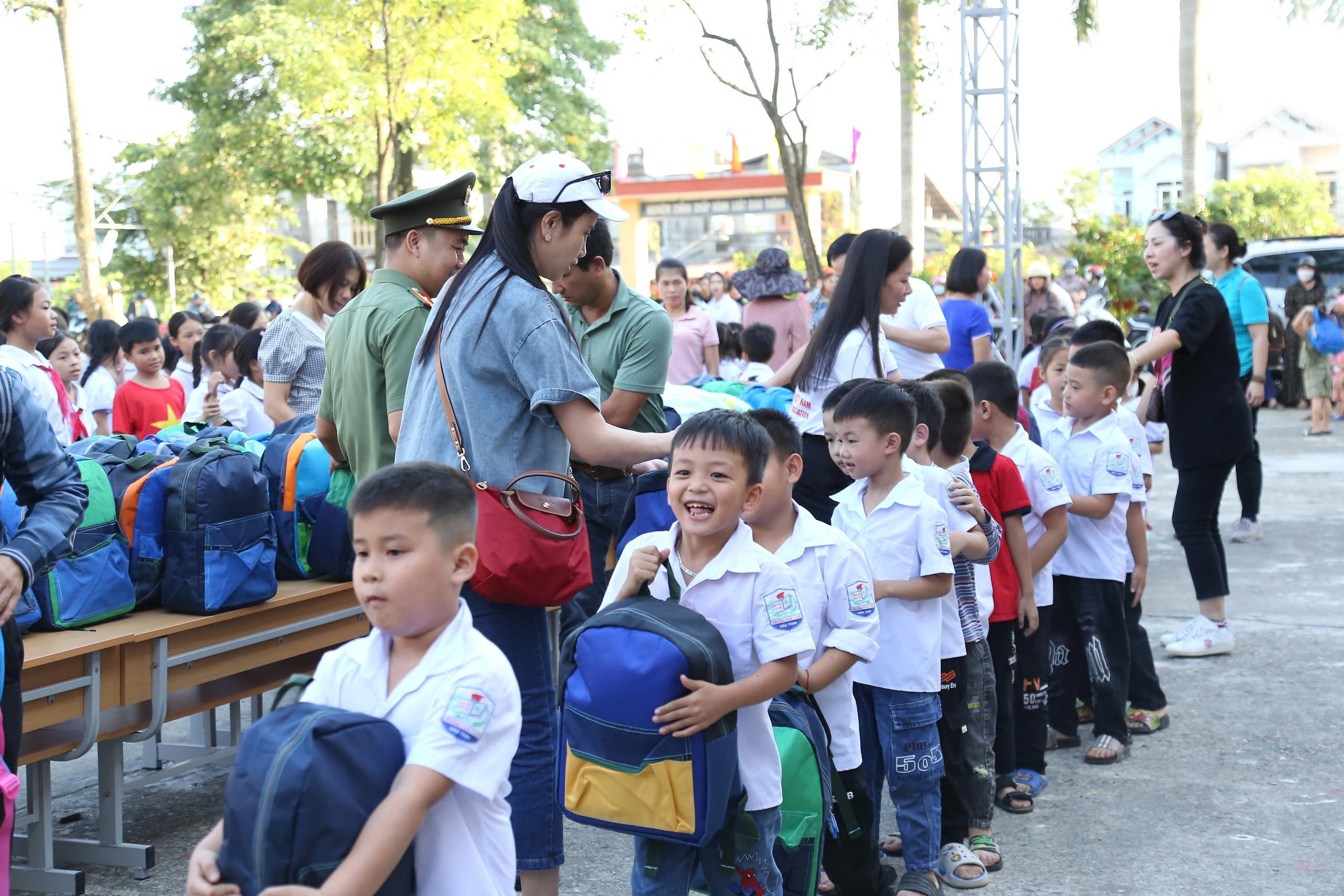 Đo&agrave;n tặng qu&agrave; cho học sinh trường mầm non v&agrave; Tiểu học - Trung học cơ sở Đ&agrave;o Thịnh.