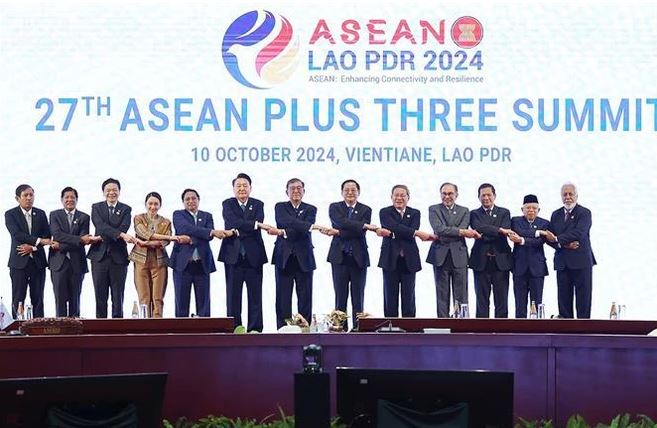 Vietnamese PM Pham Minh Chinh (fifth from left), other heads of ASEAN countries’ delegations, Chinese Premier Li Qiang (fifth from right), the RoK’s President Yoon Suk Yeol (sixth from left), Japanese PM Ishiba Shigeru (centre) at the 27th ASEAN Plus Three Summit in Vientiane on October 10. (Photo: VNA)