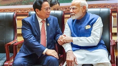 Vietnamese, Indian PMs meet on sidelines of ASEAN Summits