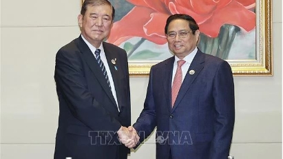 PMs of Vietnam, Japan meet in Laos