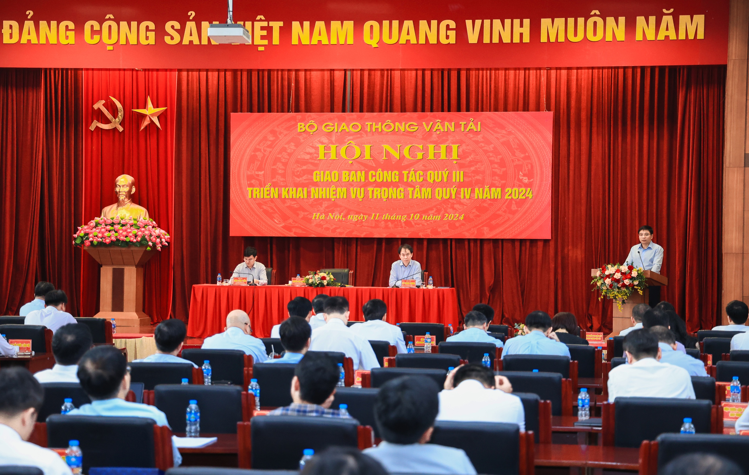 Quang cảnh Hội nghị giao ban công tác quý 3 triển khai nhiệm vụ trọng tâm công tác quý 4/2024 của Bộ Giao thông Vận tải.  