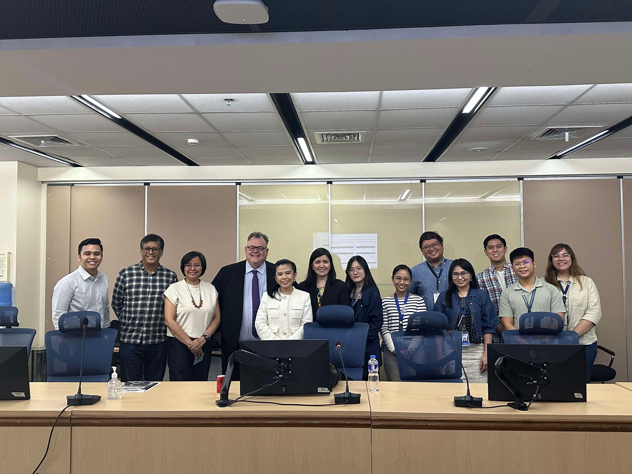 Ông Scott Minehane (thứ tư từ trái sang) cùng các chuyên gia và đồng nghiệp trong cuộc họp với Ủy ban Cạnh tranh Philippines (PCC) về dự thảo luật viễn thông mới của nước này.