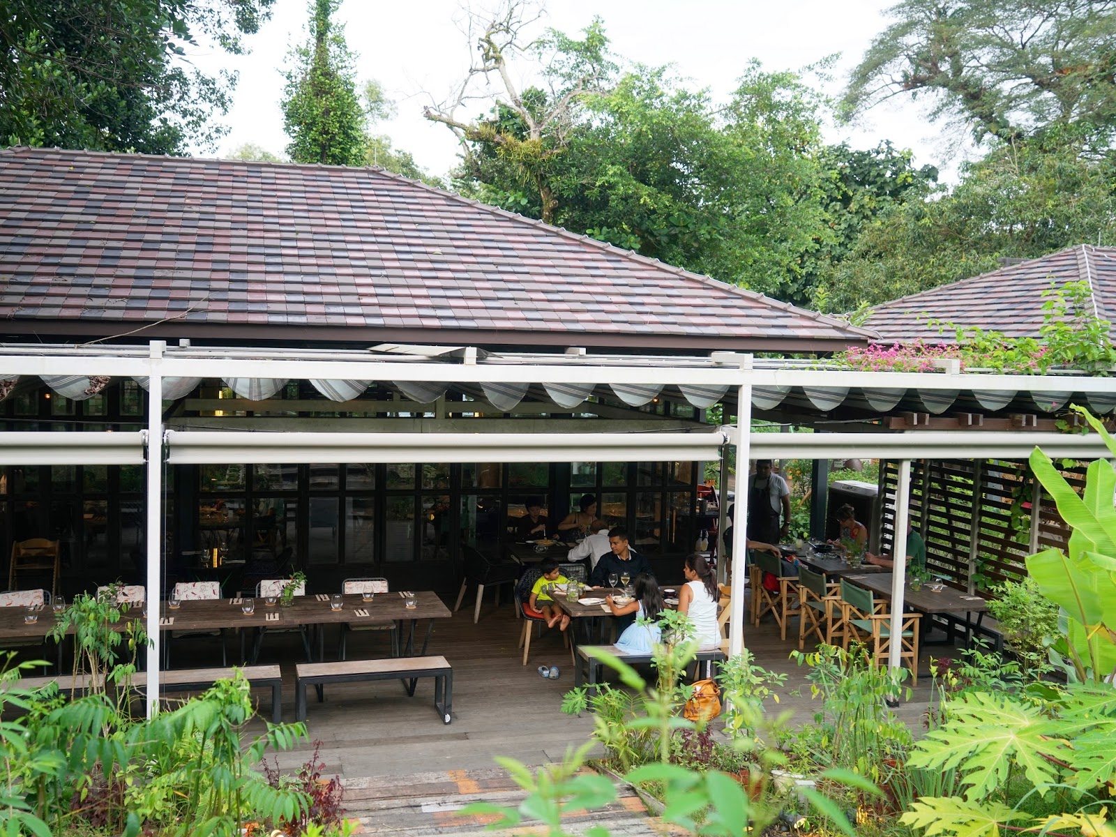 Dempsey Hill ở Singapore vừa là nhà hàng vừa là trường dạy nấu ăn, không gian nghiên cứu và trang trại sân vườn. 