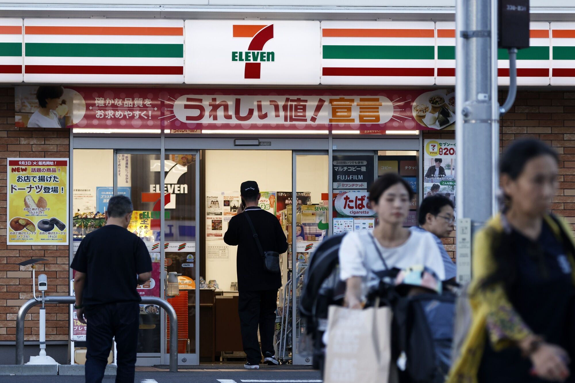 Các cửa hàng 7-Eleven như một biểu tượng không thể thiếu trong xã hội Nhật Bản.